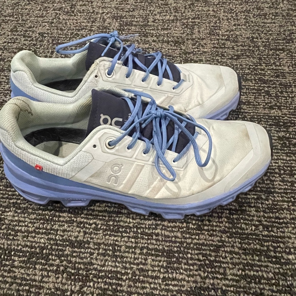 On Cloud Women’s shoes
